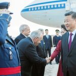 El presidente chino, Xi Jinping, a su llegada ayer a España, saluda a las autoridades junto a su mujer, Peng Liyuan