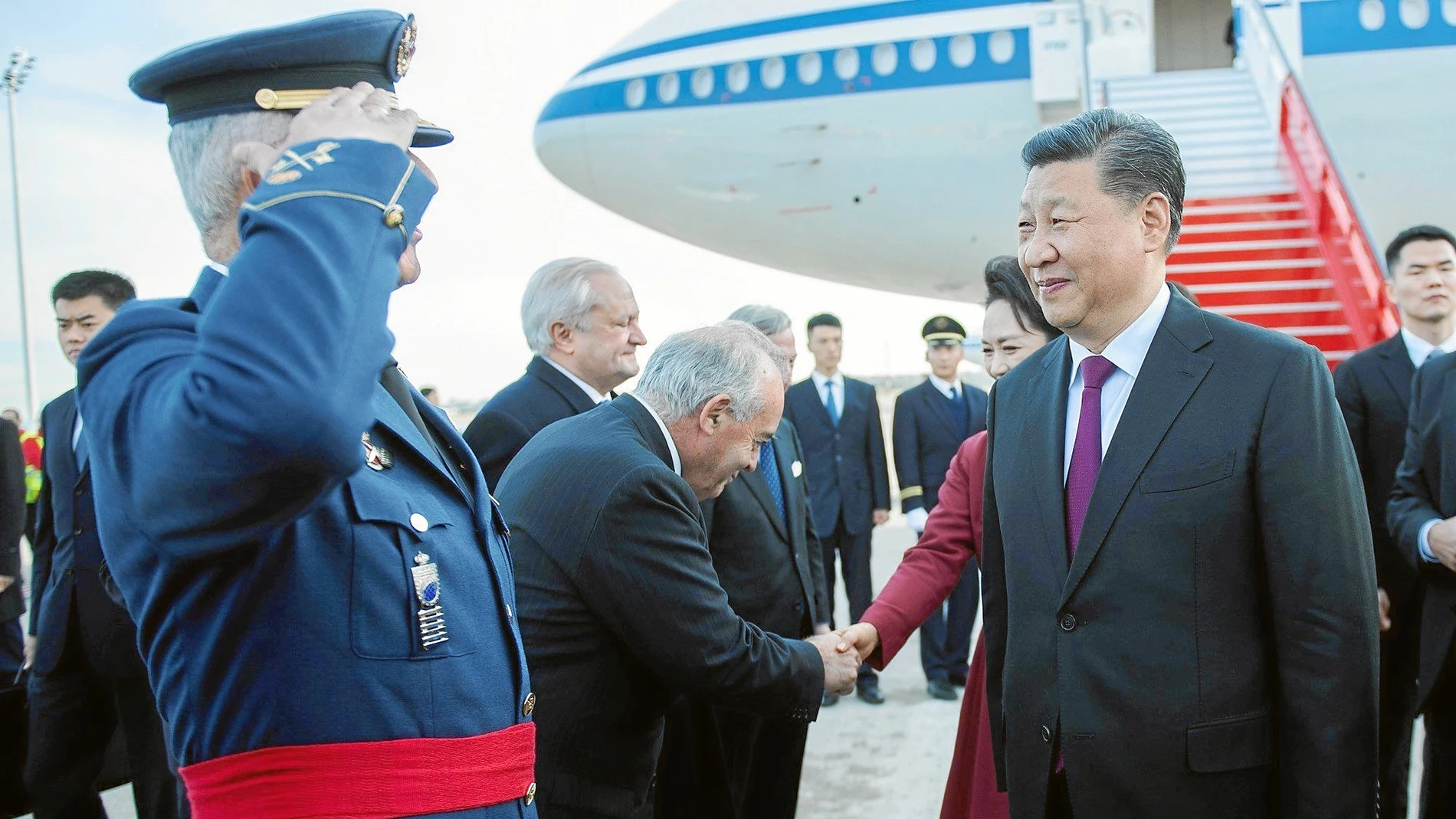 El presidente chino, Xi Jinping, a su llegada ayer a España, saluda a las autoridades junto a su mujer, Peng Liyuan