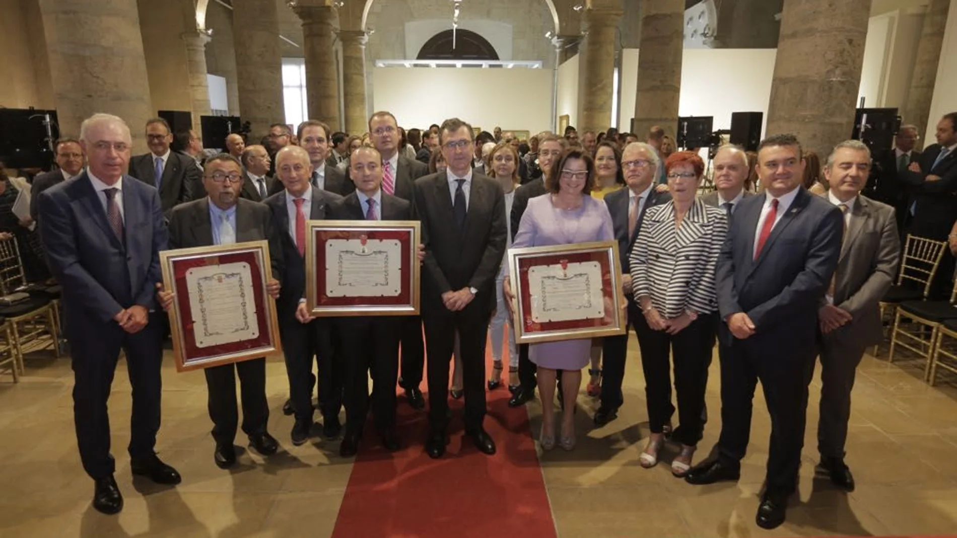 El alcalde, José Ballesta, junto a los galardonados en la conmemoración del Dia de la Ciudad de Murcia en el Palacio del Almudí