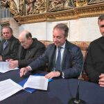 Firma del acuerdo entre la Fundación y Mutua Madrileña, con el alcalde Javier Lacalle en primer término