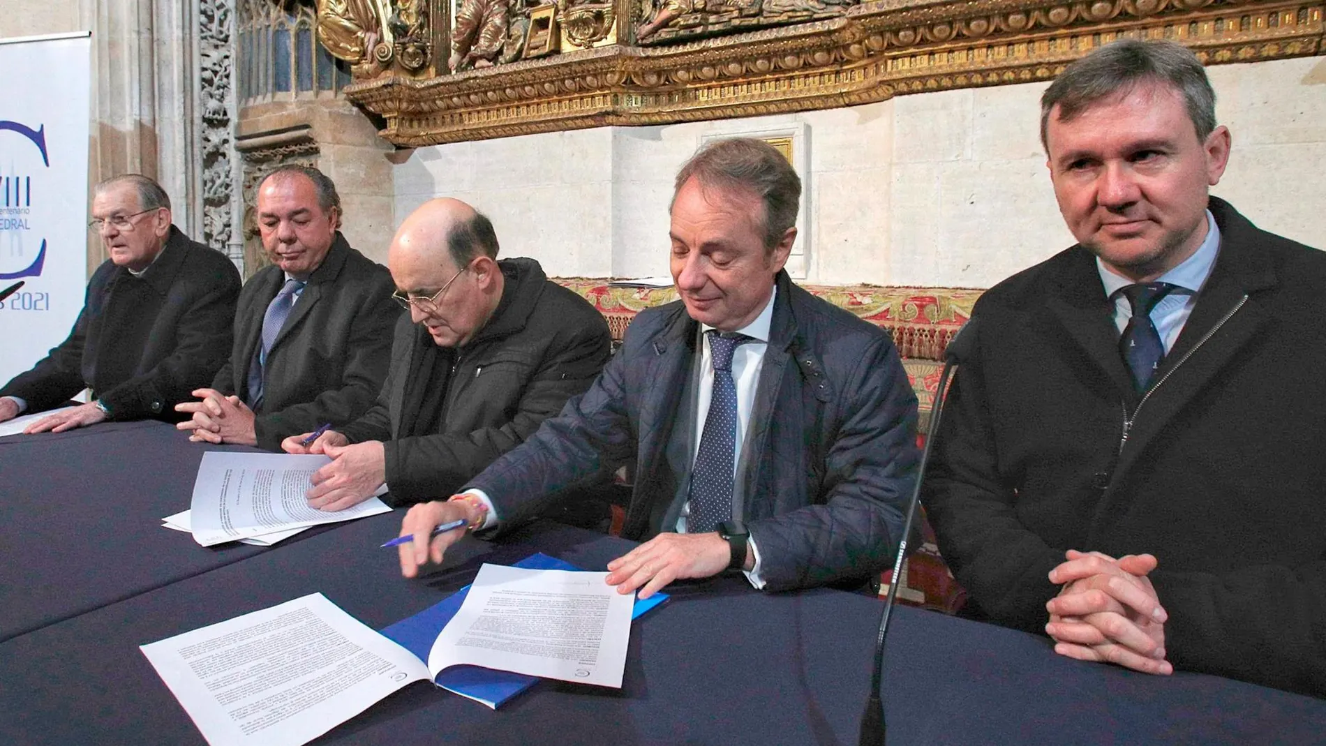 Firma del acuerdo entre la Fundación y Mutua Madrileña, con el alcalde Javier Lacalle en primer término