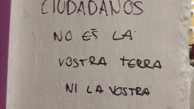 Una de las pintadas que han aparecido en el comercio de los padres de Albert Rivera en Granollers