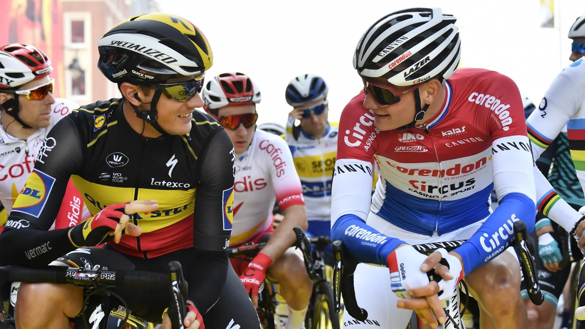 Van der Poel conversa con el campeón de Bélgica, Lampaert, antes de la carrera