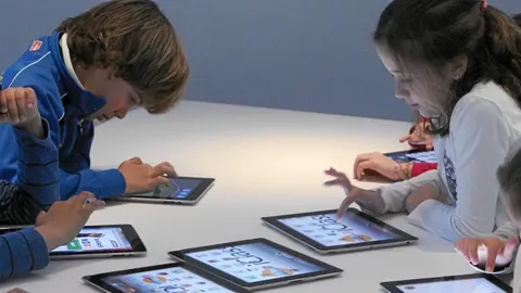 Igual que los padres intentan inculcar valores en su vida diaria, también es necesario hacerlo en el mundo digital
