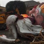 El remate de la falla Verge de Sales de Sueca cayó al suelo a causa del temporal