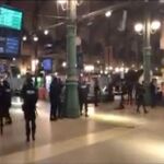 Agentes de policía inspeccionan la estación de tren Gare du Nord de París