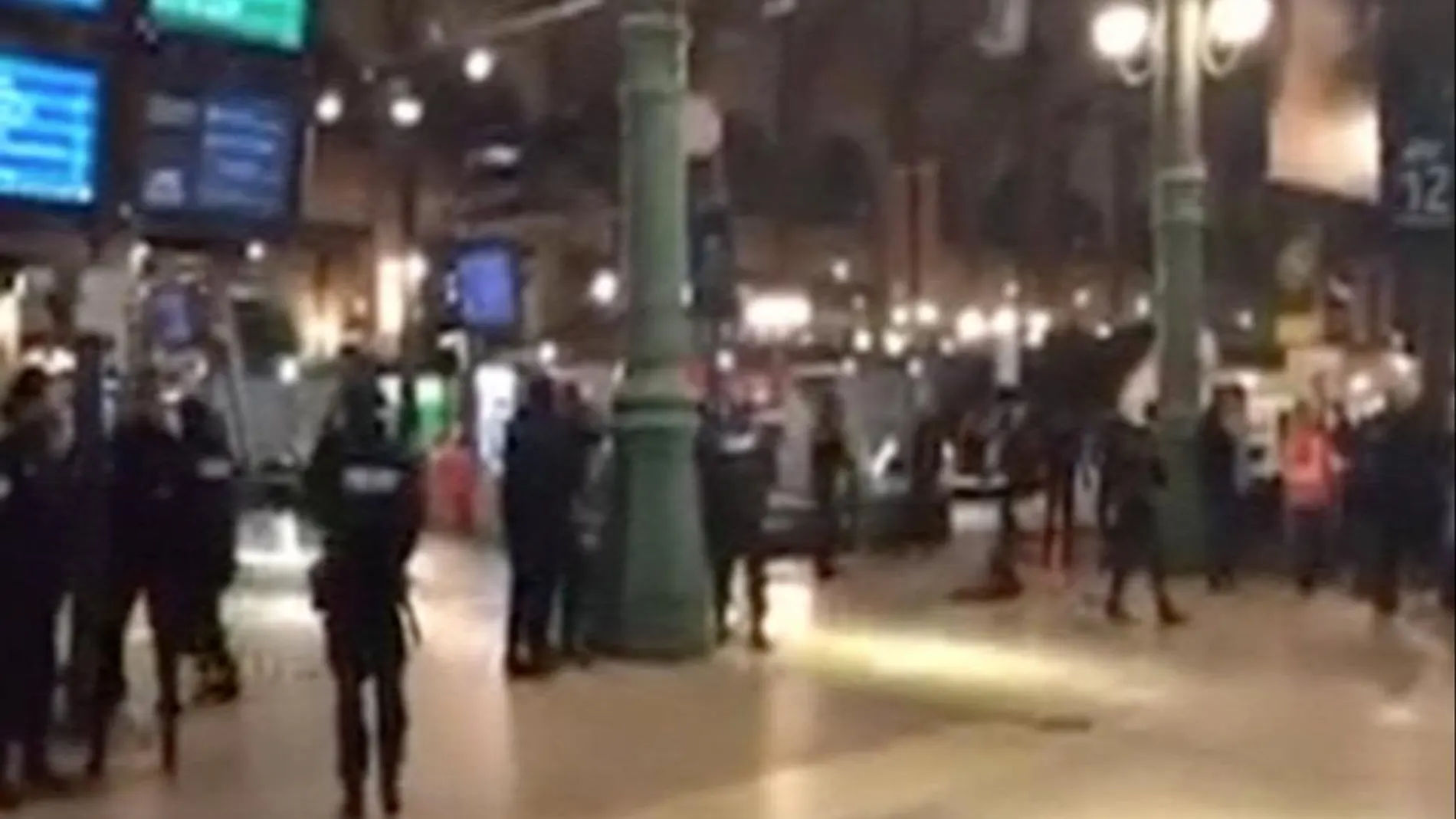 Agentes de policía inspeccionan la estación de tren Gare du Nord de París