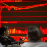 Un inversor chino ante los monitores de la Bolsa en Pekín