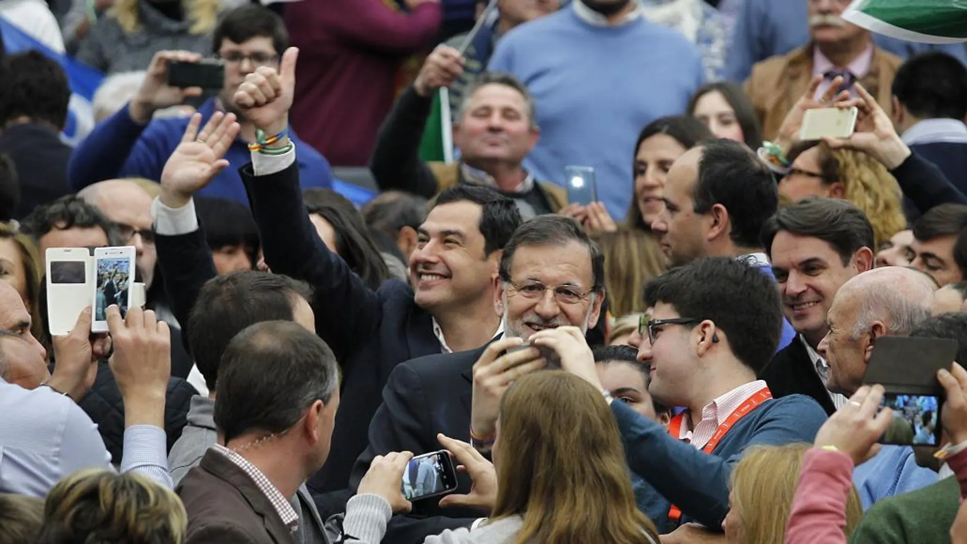 El presidente del Gobierno, Mariano Rajoy, y el líder del PP-A, Juanma Moreno, en un acto de campaña