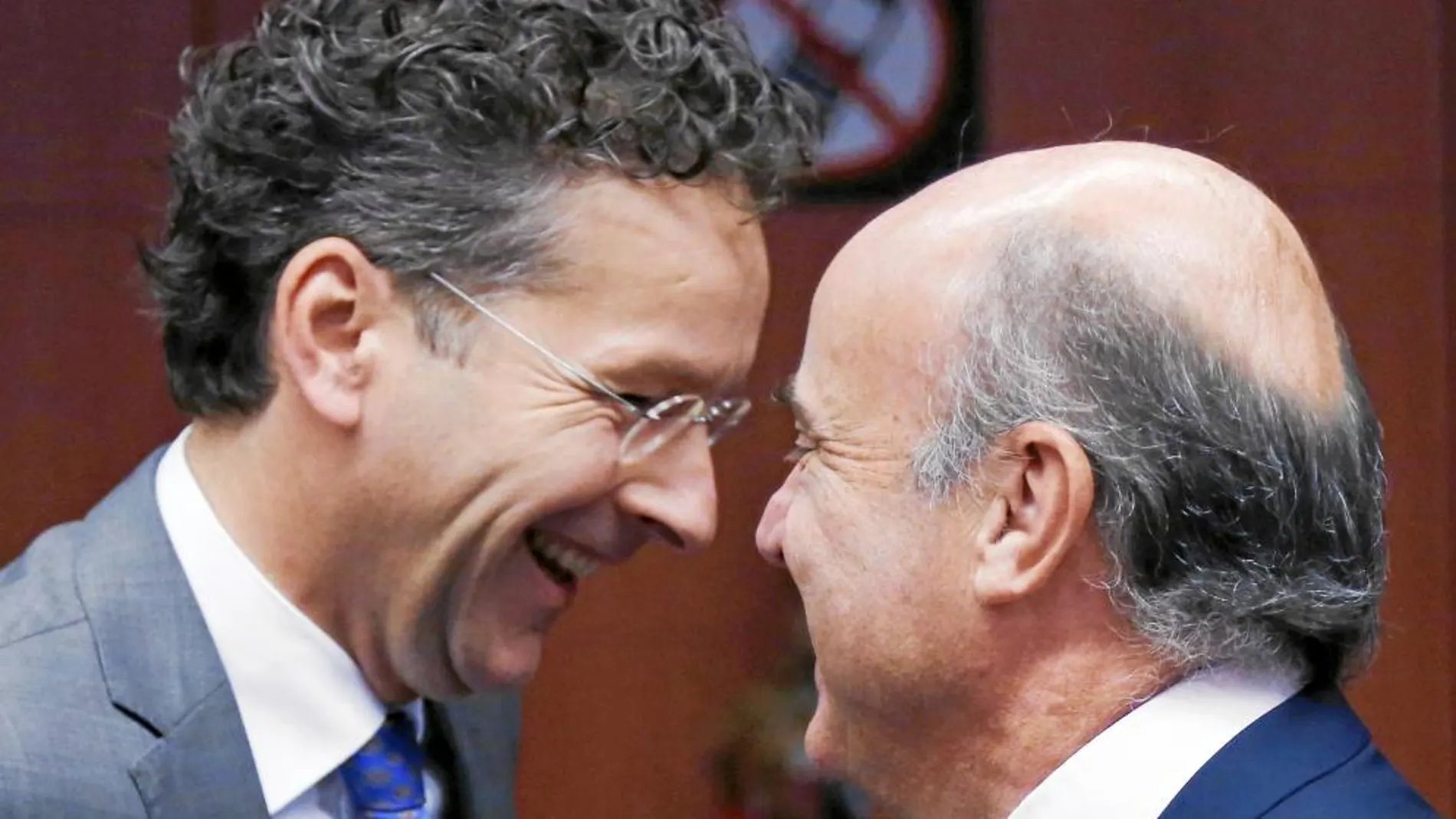 El presidente del Eurogrupo, Jeroen Dijsselbloem, y el ministro español de Economía, Luis de Guindos