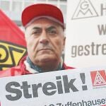 Un sindicalista de la poderosa IG Metall, llama a la huega en la factoría de Porsche en Stuttgart