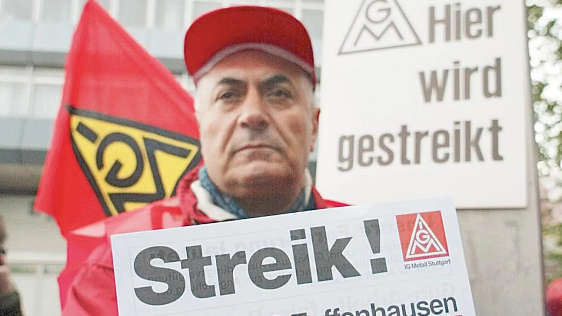 Un sindicalista de la poderosa IG Metall, llama a la huega en la factoría de Porsche en Stuttgart