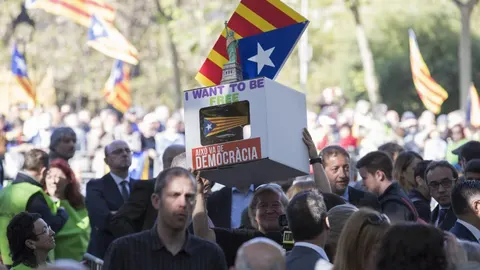 Cientos de personas han apoyado hoy a la presidenta del Parlament, Carme Forcadell, y a la secretaria de la Mesa Anna Simó, quienes han acudido a declarar ante el Tribunal Superior de Justicia de Cataluña