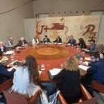 El presidente de la Generalitat de Cataluña, Quim Torra (c), preside la primera reunión del curso político del gobierno catalán