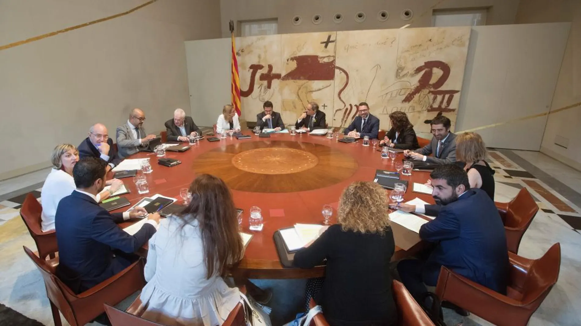 El presidente de la Generalitat de Cataluña, Quim Torra (c), preside la primera reunión del curso político del gobierno catalán