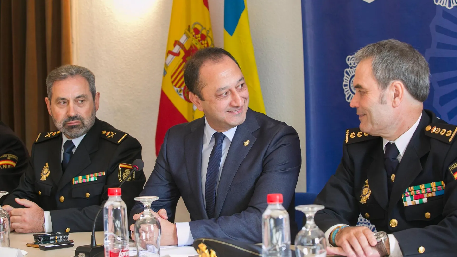 El delegado del Gobierno en Andalucía, junto a mandos policiales / Foto: Efe