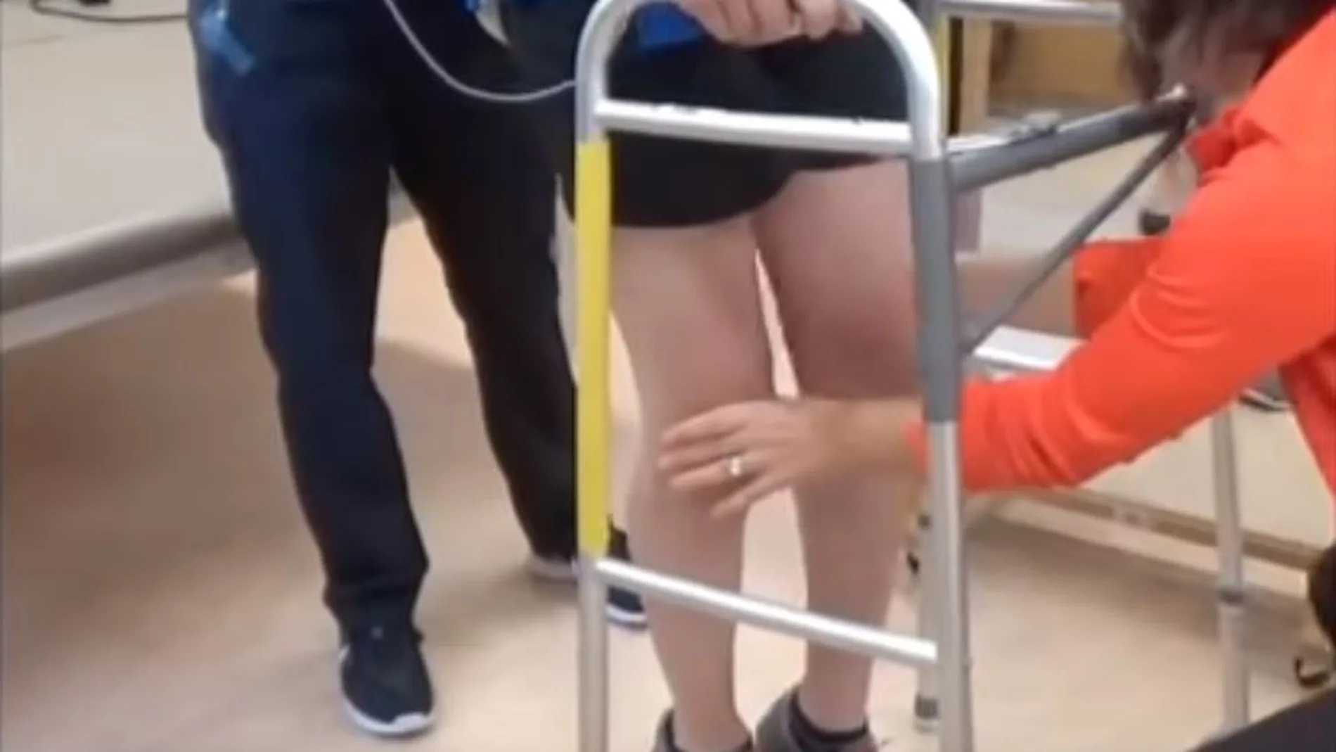 El afectado pudo desplazarse con ambas piernas ayudado por un andador con ruedas delanteras / Clínica Mayo