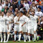 El defensa del Real Madrid Nacho Fernández (d) celebra su gol, primero del equipo ante el Sevilla FC