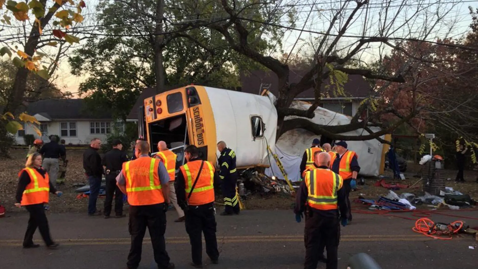 Fotografía cedida por el Departamento de Bomberos de Chattanooga (CFD) que muestra a miembros de los cuerpos de emergencia hoy, lunes 21 de noviembre de 2016, en el lugar en donde un bus escolar se estrelló en Chattanooga, Tennessee (EE.UU.).