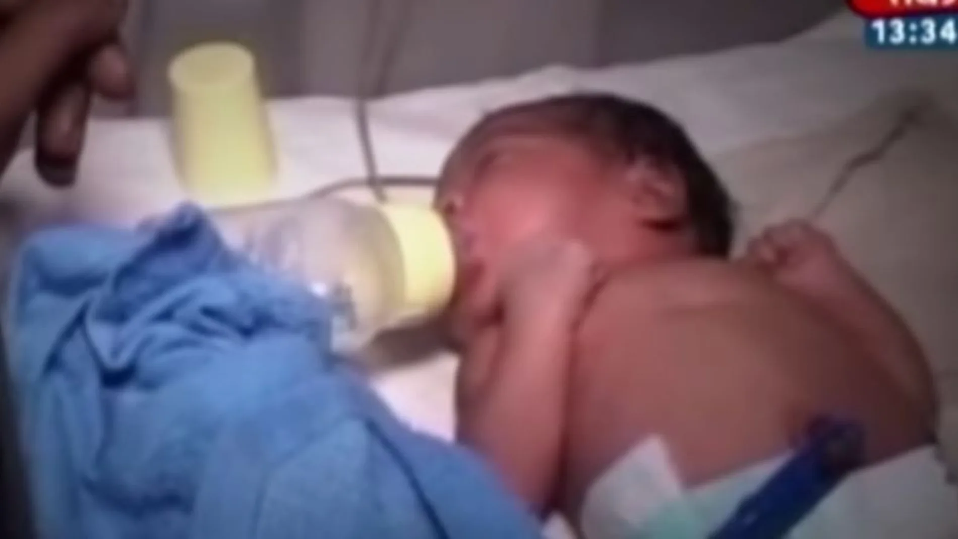 Imagen del bebé tomando un biberón en el hospital