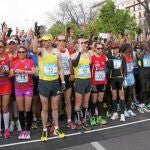Antes de iniciar el recorrido, cuyo pistoletazo dio Ana Botella, los participantes quisieron hacer con sus manos el símbolo de la maratón de Boston. Una trágica carrera que aumentó ayer la presencia de unidades caninas de la Policía en todo el recorrido.