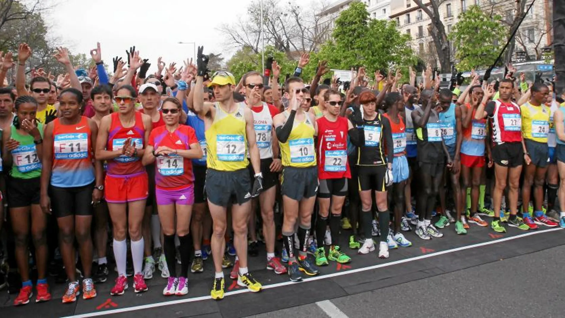 Antes de iniciar el recorrido, cuyo pistoletazo dio Ana Botella, los participantes quisieron hacer con sus manos el símbolo de la maratón de Boston. Una trágica carrera que aumentó ayer la presencia de unidades caninas de la Policía en todo el recorrido.