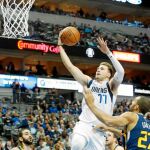 Doncic anota de bandeja ante la mirada de Ricky y Gobert / AP