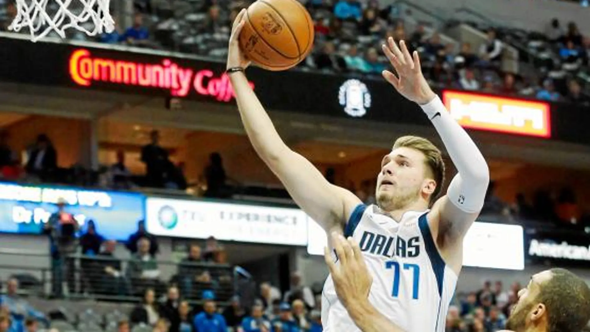 Doncic anota de bandeja ante la mirada de Ricky y Gobert / AP