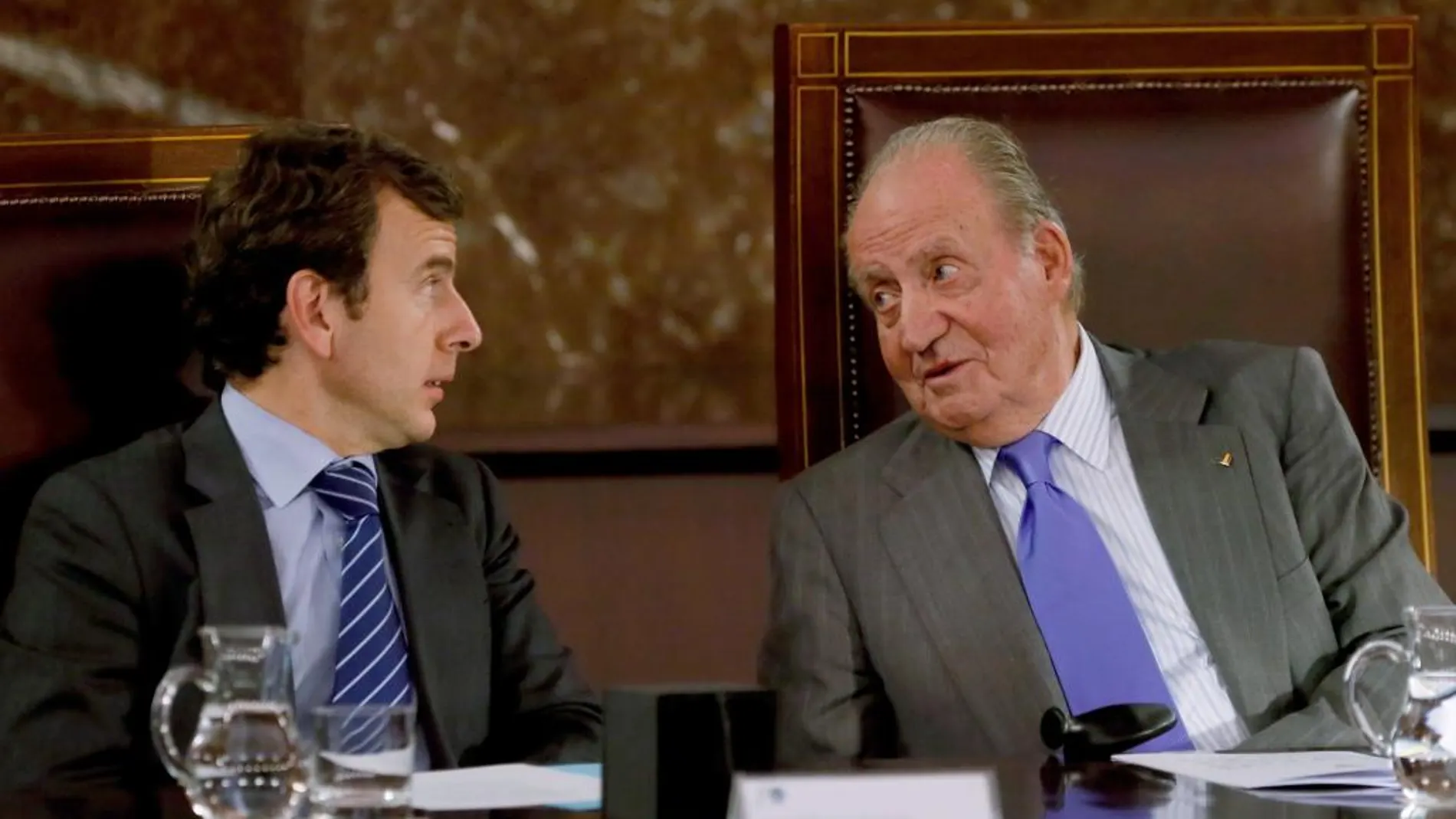 El secretario de Estado de Medio Ambiente, Pablo Saavedra, conversa con el Rey Juan Carlos el pasado 17 de noviembre