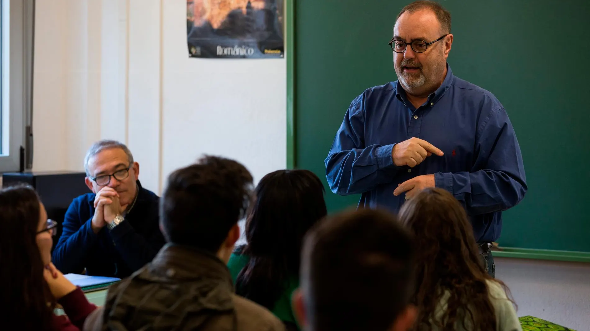 El consejero de Educación, Fernando Rey, mantiene un diálogo con los alumnos del IES «Ribera de Castilla» de Valladolid sobre la Constitución Española