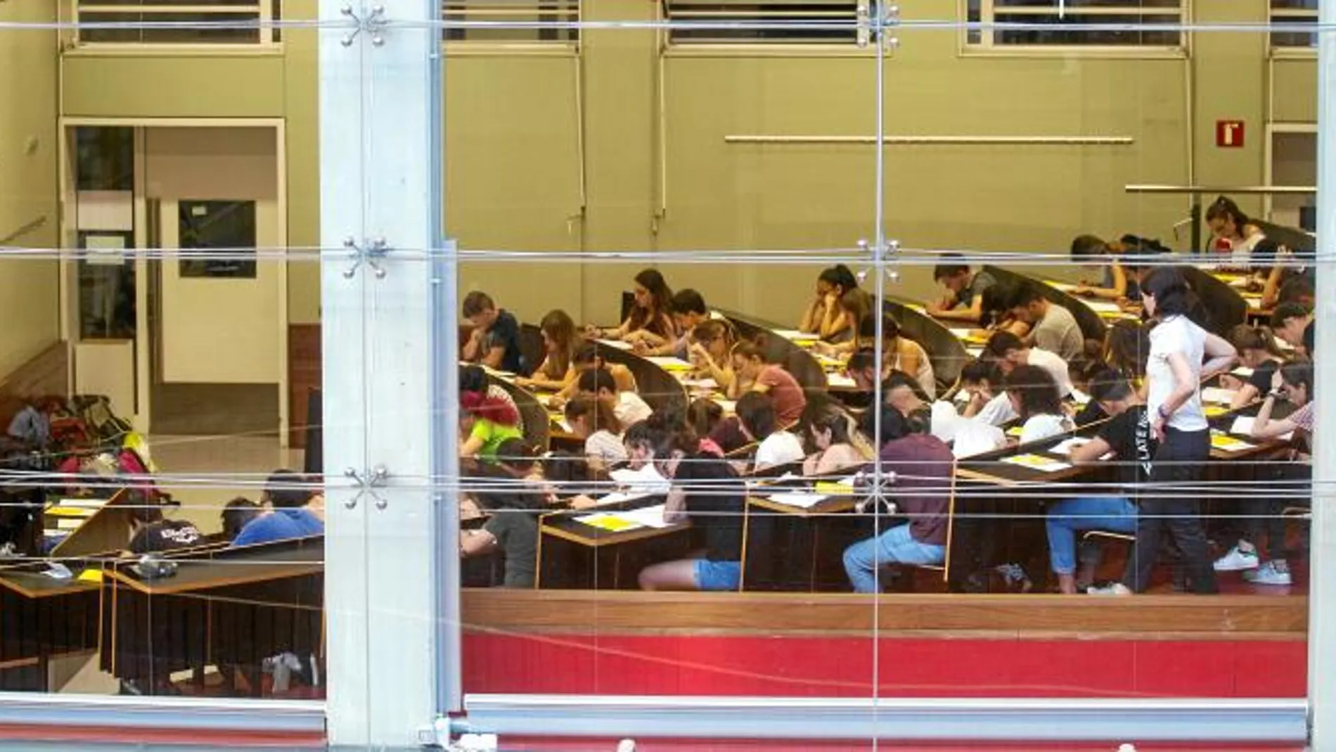 Los estudiantes empezaron la Selectividad con los exámenes de castellano y catalán