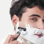 Cómo enseñar a tu hijo a usar la maquinilla de afeitar