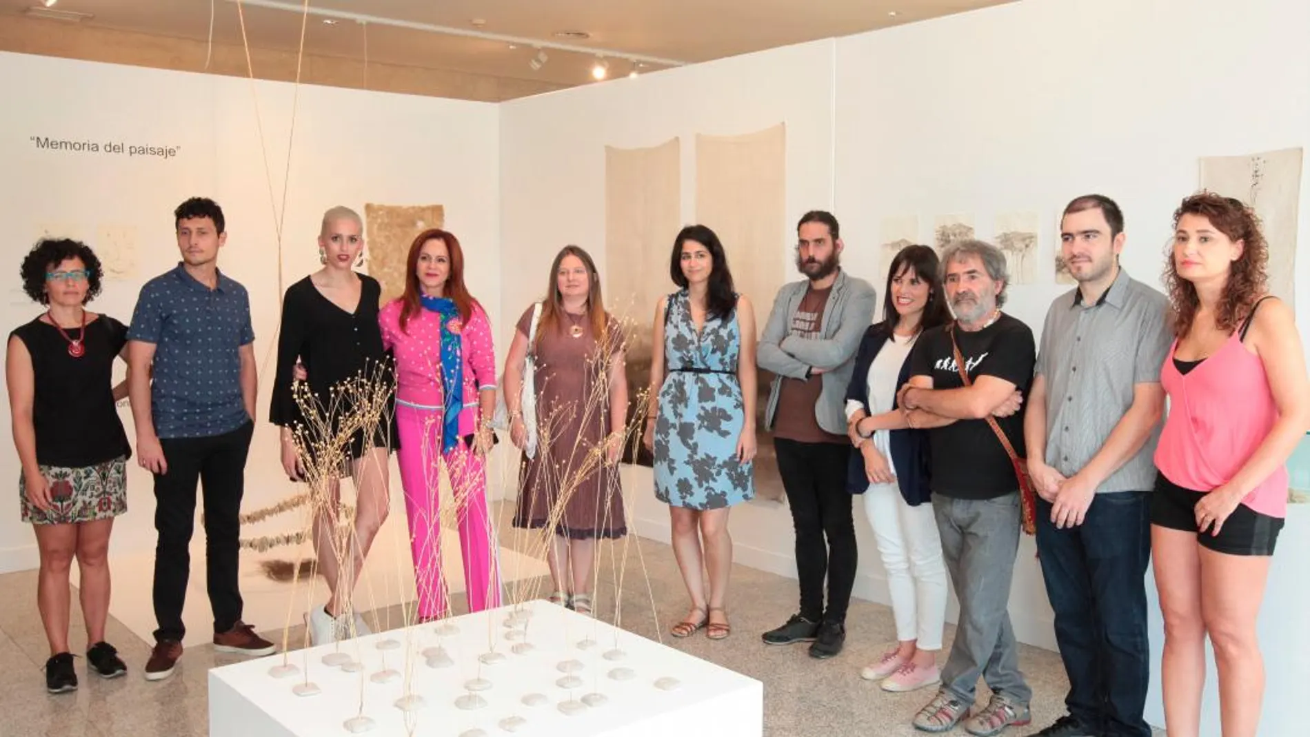 La presidenta de las Cortes y de la Fundación Villalar, Silvia Clemente, junto a los artistas