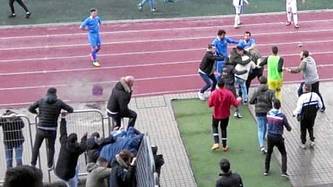 Algunos aficionados del RSD Alcalá saltaron la valla al campo después de que el árbitro pitara un penali que dio la victoria al CD San Fernando
