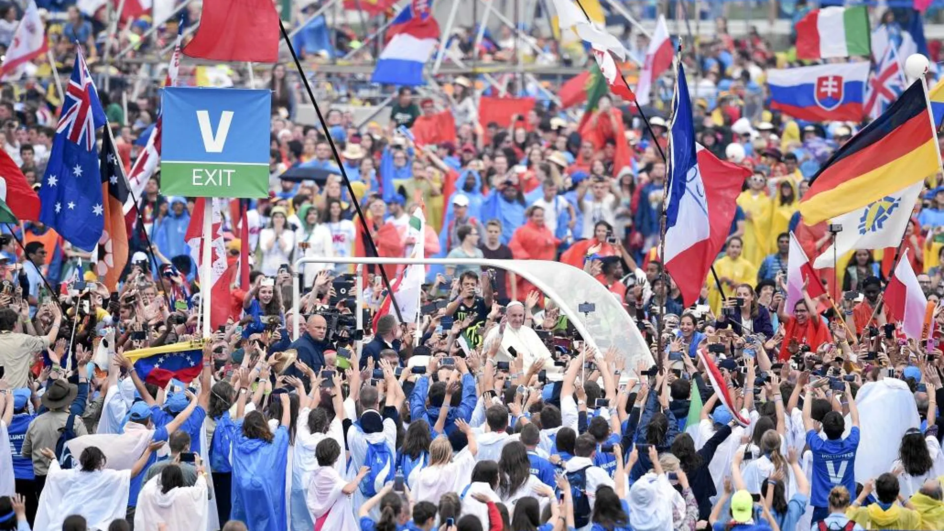 El Papa Francisco, a su llegada al Parque Blonia para participar en la ceremonia de acogida de los jóvenes