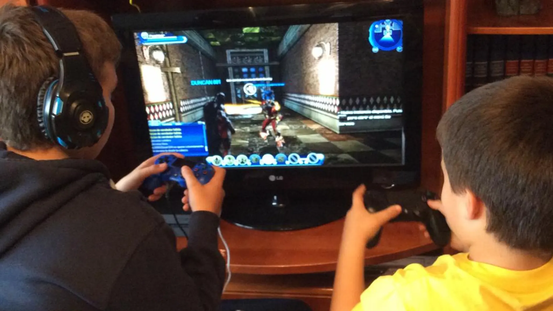 Dos niños en su casa con un videojuego