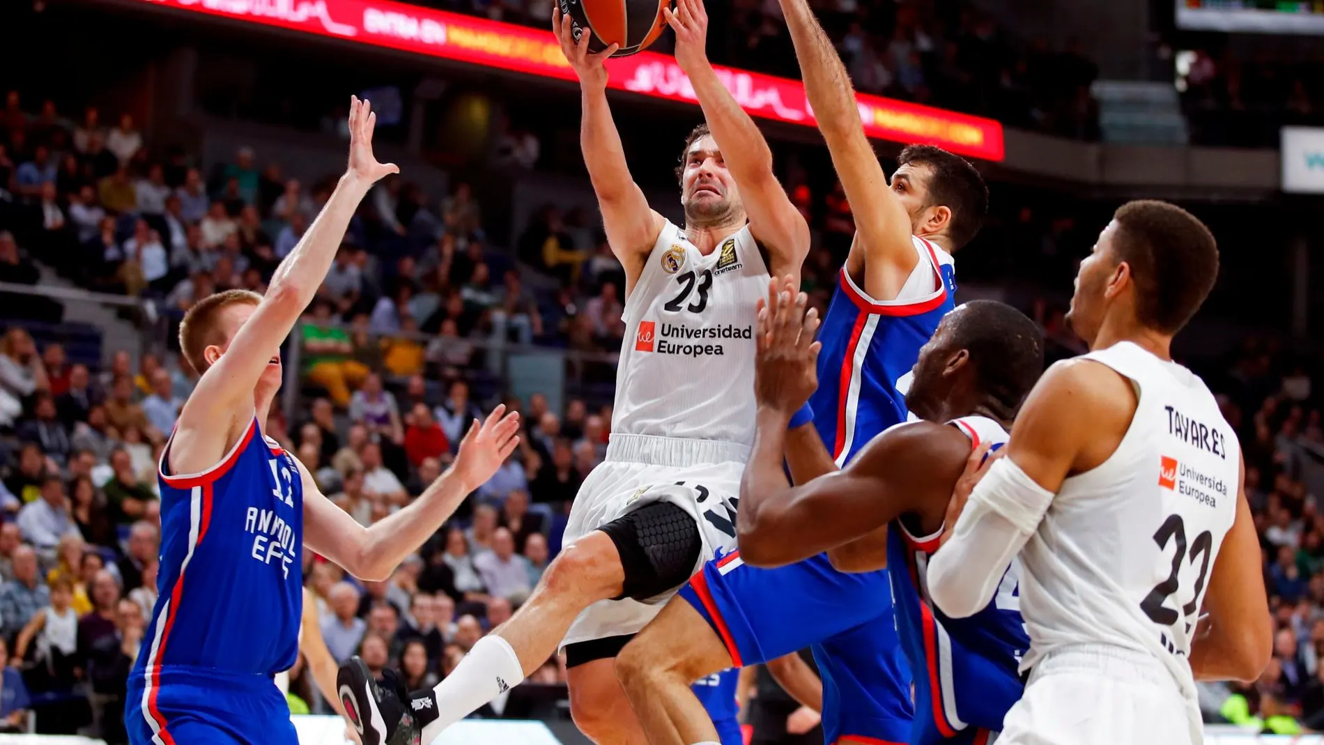 Llull lanza a canasta durante el partido de la vigésima jornada de EuroLiga que Real Madrid y Anadolu Efes Istanbul / Efe