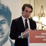 El expresidente del Gobierno José María Aznar ha presidido hoy en San Sebastián el acto de entrega del Premio Gregorio Ordóñez al opositor venezolano Leopoldo López.