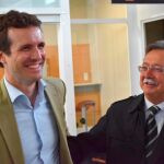 El presidente del PP, Pablo Casado, junto al presidente de Ceuta, Juan Vivas. (Foto: Twitter PP)