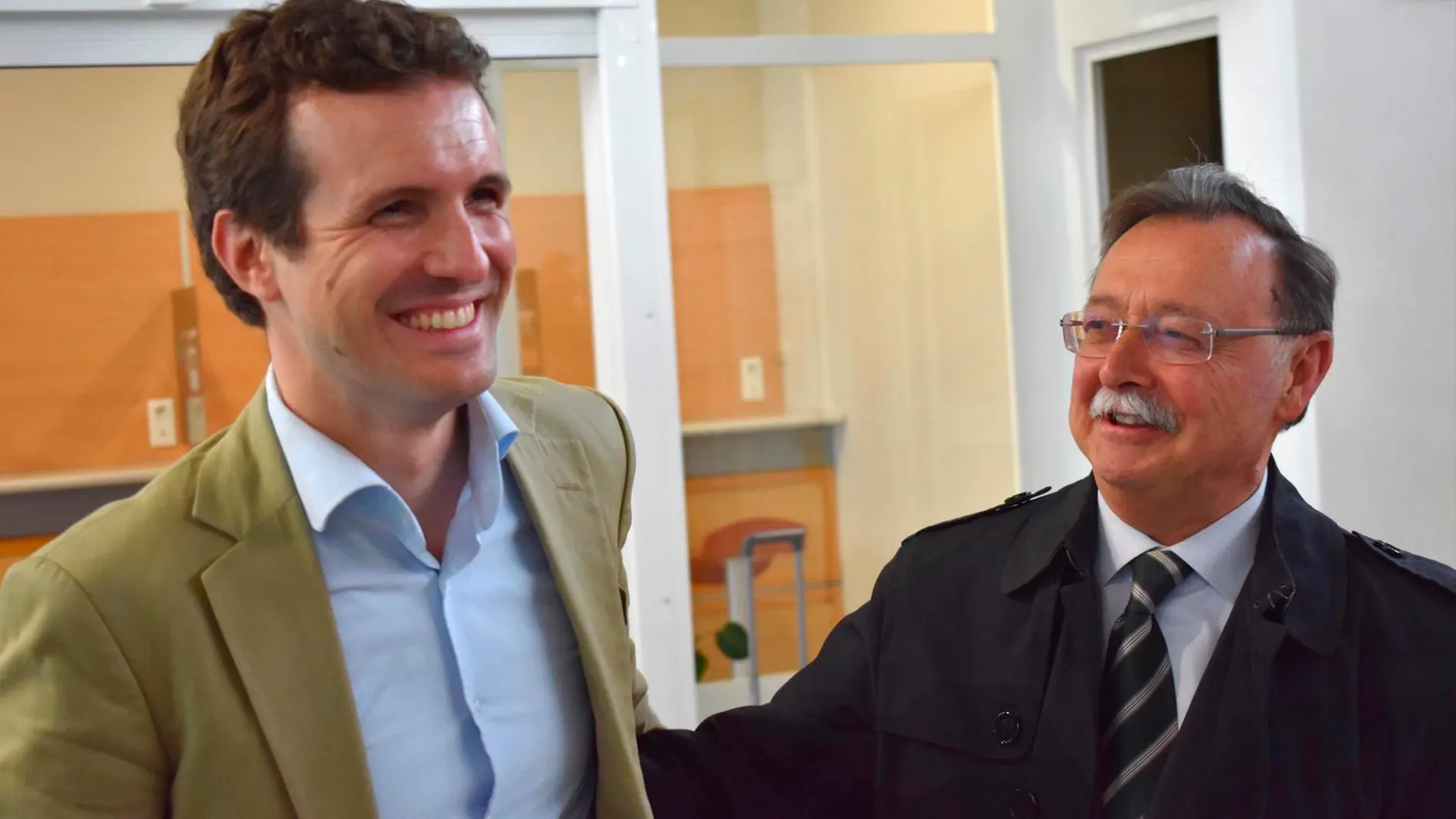 El presidente del PP, Pablo Casado, junto al presidente de Ceuta, Juan Vivas. (Foto: Twitter PP)