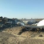 Restos del avión siniestrado hoy en el Sinaí, en Egipto.