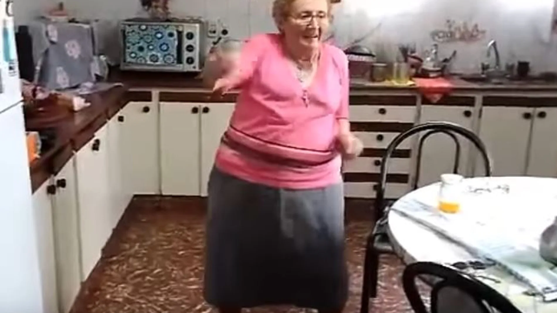 La «Abuela Chispita» bailando cumbia