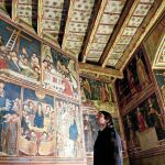 Un visitante contempla las pinturas medievales en la capilla de Sant Miquel del monasterio de Pedralbes