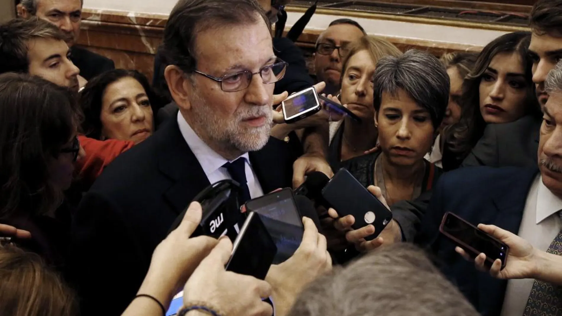 El presidente del Gobierno, Mariano Rajoy, hace declaraciones a los periodistas sobre la muerte de la exalcaldesa de Valencia y senadora, Rita Barberá