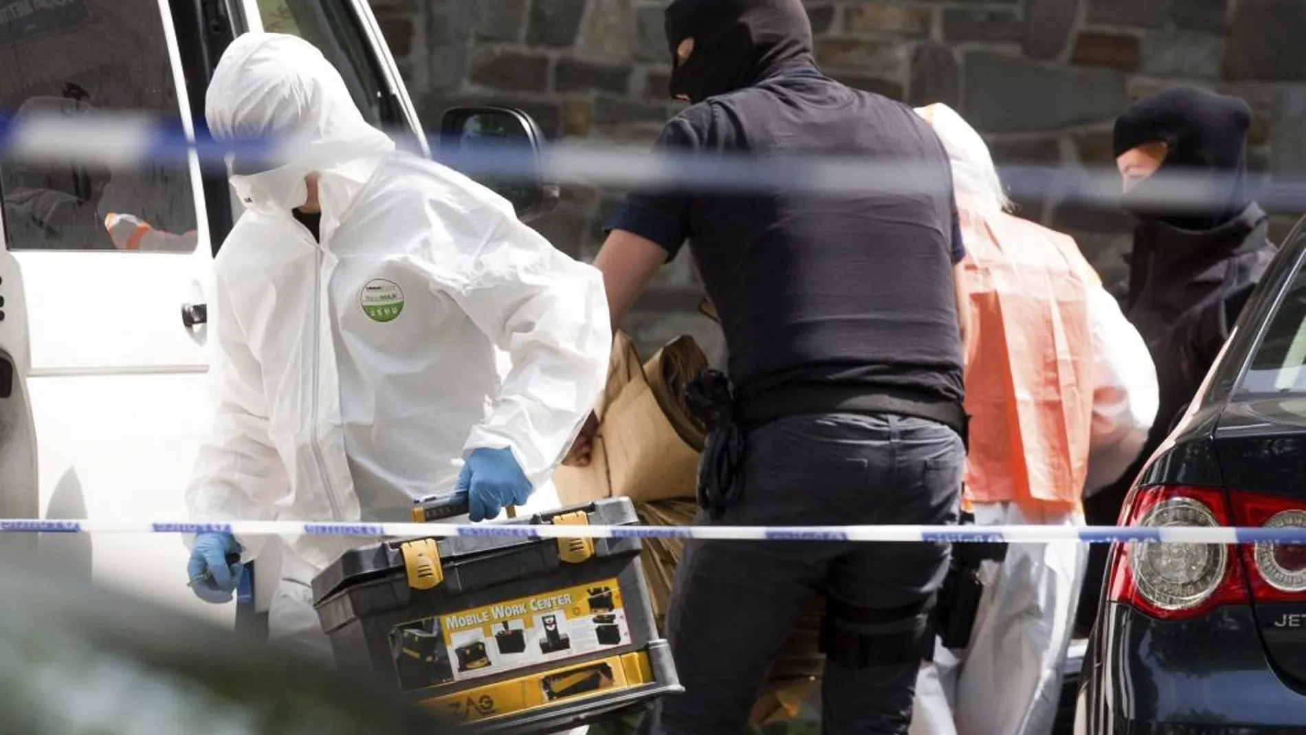 Policías y expertos forenses belgas registran la vivienda del supuesto terrorista, que anoche hizo explotar una carga explosiva en la estación Central de Bruselas
