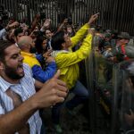 El opositor Juan Requesens, en la imagen en una protesta contra el Tribunal Supremo, es el diputado que lleva más tiempo entre rejas en Venezuela