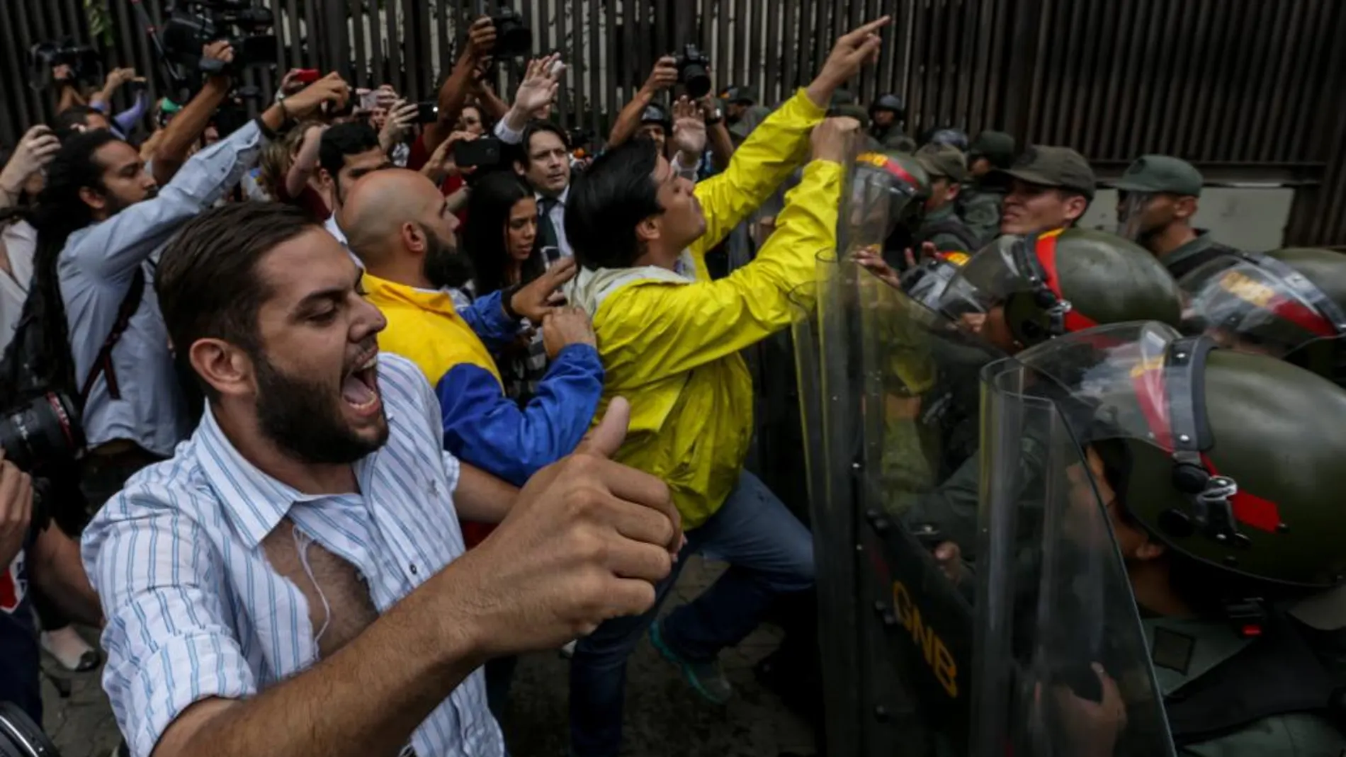 El opositor Juan Requesens, en la imagen en una protesta contra el Tribunal Supremo, es el diputado que lleva más tiempo entre rejas en Venezuela