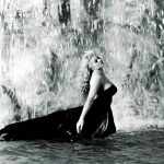 Anita Ekberg se baña en la Fontana de Trevi en la emblemática película «La Dolce Vita», de Fellini