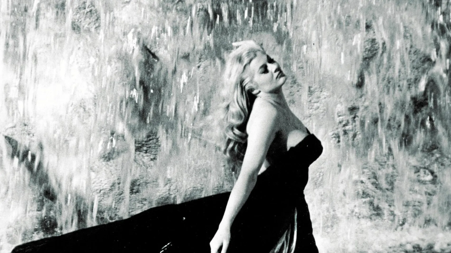 Anita Ekberg se baña en la Fontana de Trevi en la emblemática película «La Dolce Vita», de Fellini