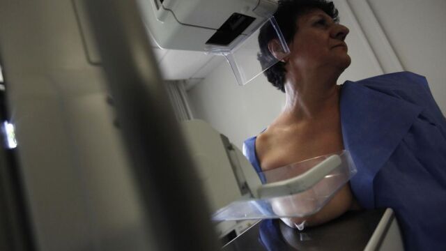 Una paciente se somete a una mamografía
